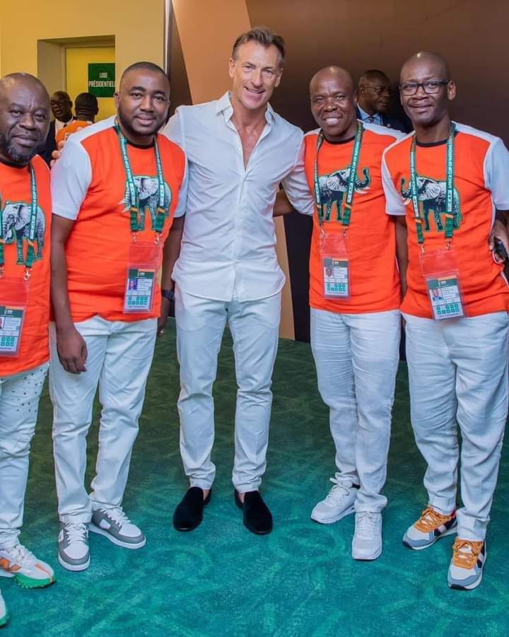 Hervé Renard en compagnie du groupe Magic System. 🧡🇨🇮