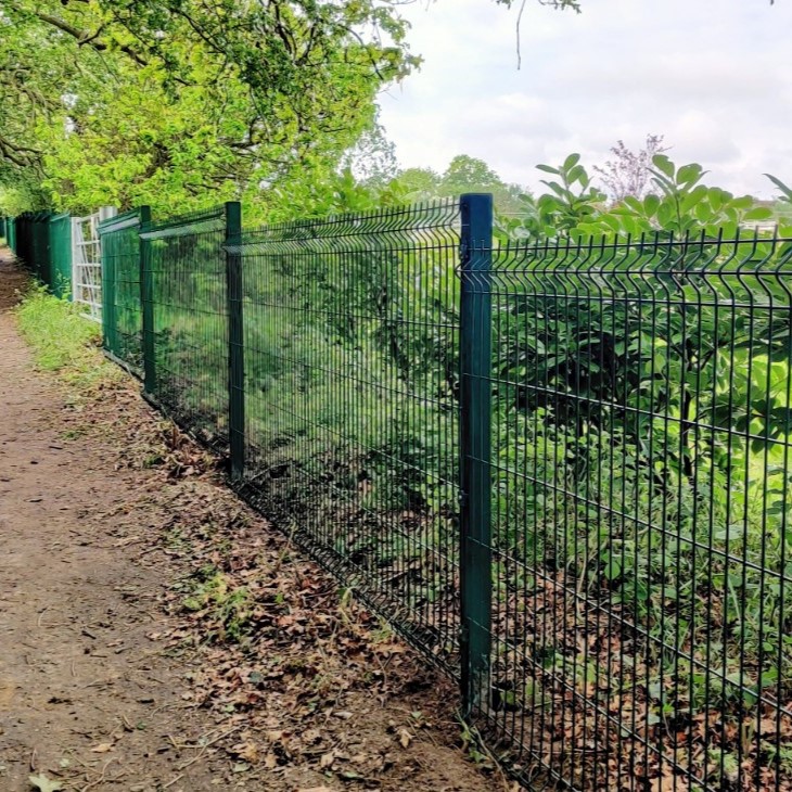 lemonfencing's tweet image. The Protek 1000 security fencing system provides a practical boundary fence whilst also being aesthetically pleasing. We hold some sizes in stock at our Hockley branch in the powder coated green finish RAL 6005. Please contact 01702615333. #Protek1000 #Vmesh #Security #Southend