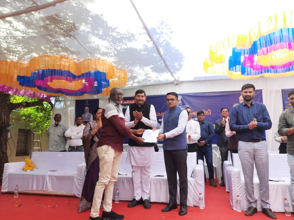 CollectorRjt's tweet photo. આજરોજ #PMJanman જિલ્લા કક્ષાનો કાર્યક્રમ ભગવત પરા,શાળા નંબર-૫,ગોંડલ ખાતે આયોજન કરવામાં આવ્યું જેમાં સીદી સમાજના લાભાર્થીઓને પ્રત્યક્ષ લાભ આપવામાં આવ્યો હતો. કાર્યક્રમમાં માન. સાંસદ સભ્યશ્રી મોહનભાઈ કુંડારીયા,
૧/૨
#EmpoweringTribalsTransformingIndia
#VIKSITBHARATSANKALPYATRA https://t.co/PXHdR02S1V
