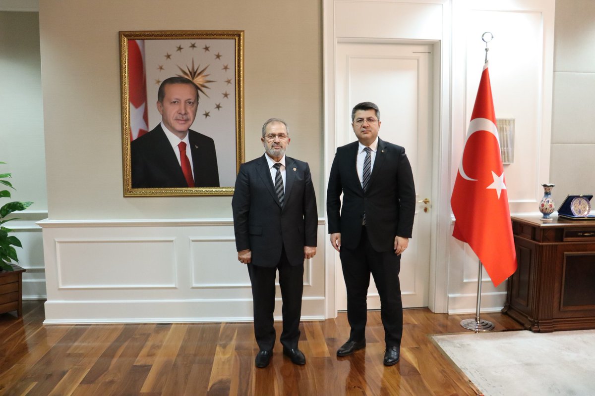 Sağlık Bakan Yardımcısı Sn. Hüseyin Kürşat KIRBIYIK'ı ziyaret ettik.

Diyarbakırımızda yapımı devam eden Şehir Hastahanesi, Lice Devlet Hastahanesi, Silvan Ağız ve Diş Sağlığı Merkezi hakkında bilgi aldık.