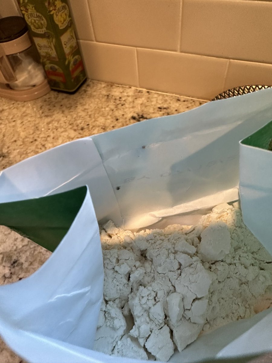 jade_e_95's tweet photo. @WholeFoods brand new bag of your organic flour was opened today - to find it was infested with little weevil bugs! Bit dissapointed - what can I do? https://t.co/qhKEuW4MD7