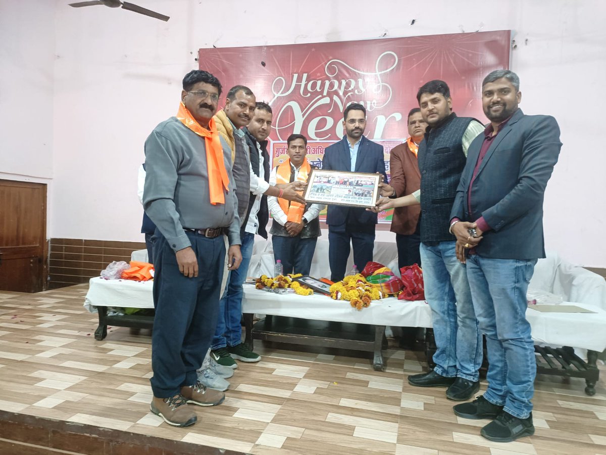 <a href="/GKAP_Rajasthan/">गुर्जर कर्मचारी अधिकारी कल्याण परिषद</a> द्वारा निवर्तमान दौसा कलेक्टर <a href="/qummerchoudhary/">Qummer Choudhary</a> का विदाई एवं जिले के कर्मचारियों का स्नेह मिलन समारोह एक निजी होटल में आयोजित हुआ।
<a href="/Rajendr97662128/">Rajendra SINGH TANWAR</a> @Dheersi72219987 <a href="/hansrajgur171/">hansraj gurjar</a> <a href="/Jai_Shri_Dev/">श्री देवनारायण भगवान 🚩</a>