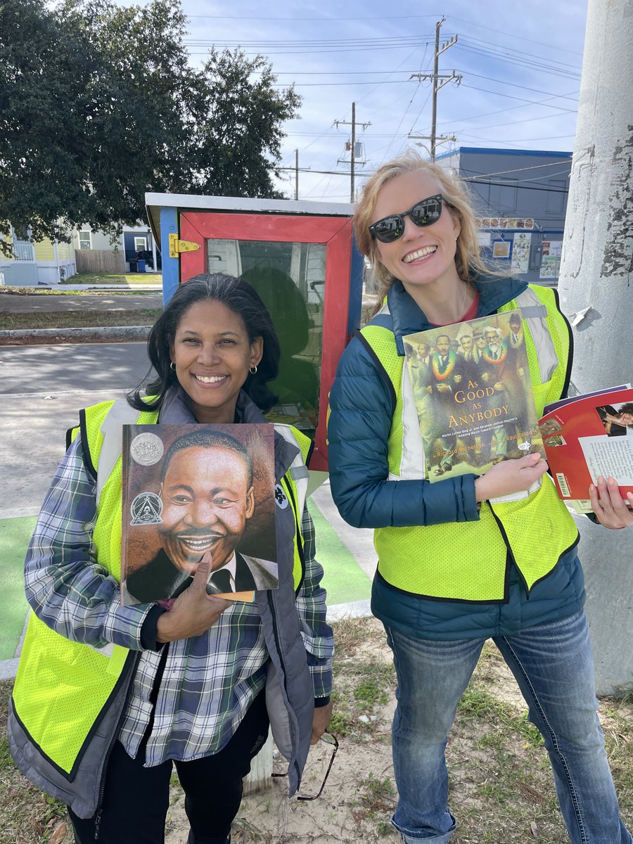 PlayBuild_NOLA's tweet photo. Thanks to everyone who supported our MLK Service weekend - from the City's Office of Neighborhood Engagement to City Sanitation to our volunteers who came out to rake and bag leaves, clean up our site, and distribute books through our Imagination Stations! https://t.co/mVh7UIxAfv