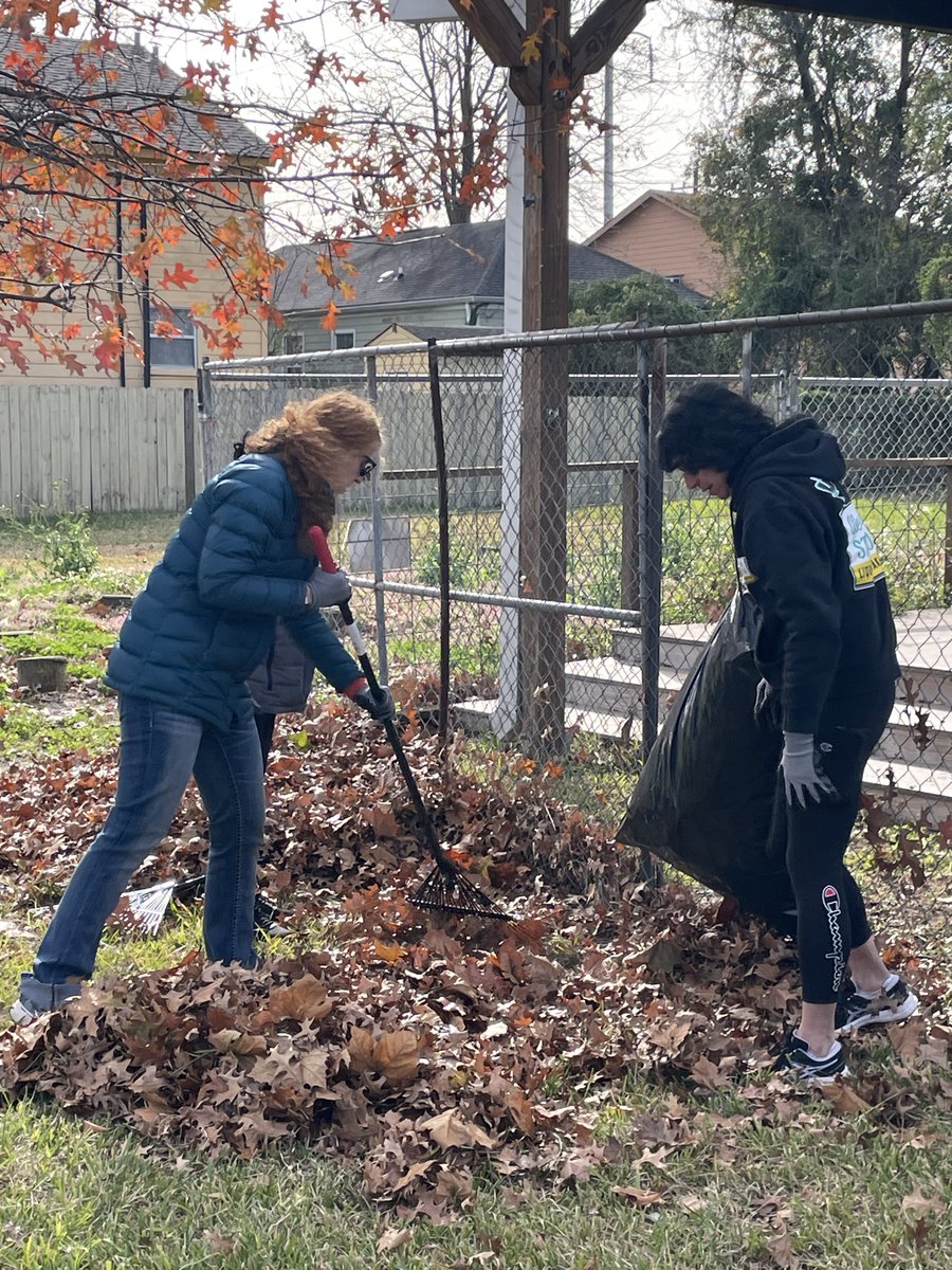 PlayBuild_NOLA's tweet photo. Thanks to everyone who supported our MLK Service weekend - from the City's Office of Neighborhood Engagement to City Sanitation to our volunteers who came out to rake and bag leaves, clean up our site, and distribute books through our Imagination Stations! https://t.co/mVh7UIxAfv