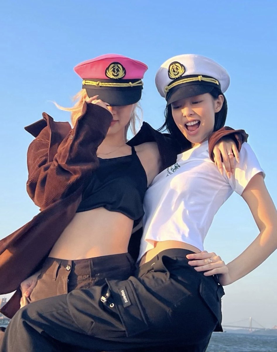 honorslisa's tweet photo. CAPTAIN ROSÉ &amp; JENNIE https://t.co/65ynrkeW4L