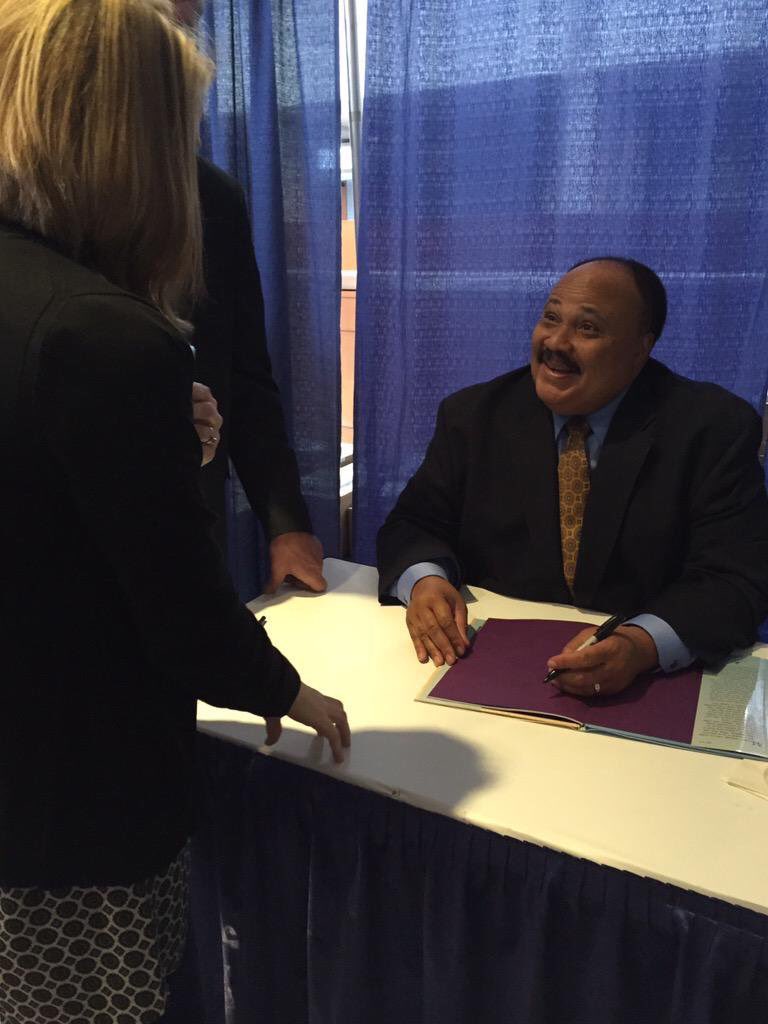 AngieWatts214's tweet photo. "Darkness cannot drive out darkness, only light can do that. Hate cannot drive out hate, only love can do that." In 2015, I had the honor of meeting MLK III. He wrote a children’s book titled, “My Daddy”. This book continues to inspire my students every year! https://t.co/e3NRZuPMaG