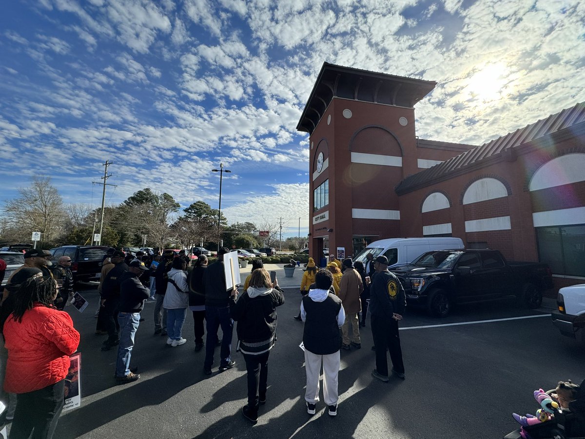 SamuelJohnsonNC's tweet photo. @onslowdems are out at the 17th Annual MLK Jr. Keeping the Dream Alive Peace and Unity March. https://t.co/FZtvZF7Fvc