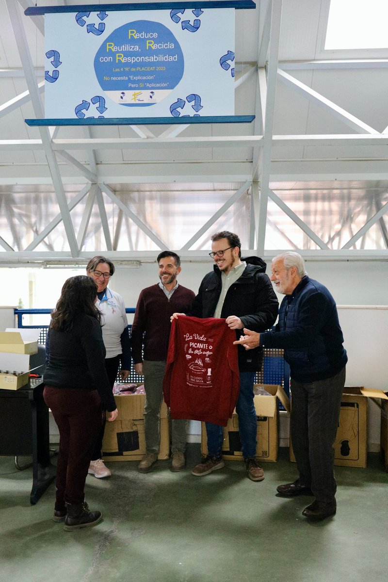 placeat's tweet photo. 🌟 ¡Calidez y solidaridad! 🧥

Gracias "NETASA - LA CHINATA" por regalar sudaderas a lxs usarixs PLACEAT.

Tu apoyo a la discapacidad intelectual marca la diferencia. ¡Nos sentimos guapxs, cómodxs y abrigadxs! 🤗 

#NetasaLaChinata #PLACEAT #Inclusión https://t.co/mLjJIAIhh1