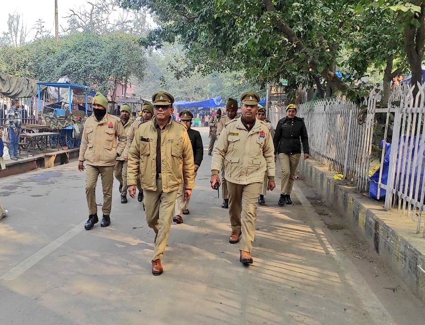 agrapolice's tweet photo. #PoliceCommissionerateAgra 

कानून-व्यवस्था एवं पर्यटकों में सुरक्षा भाव जागृत करने के उद्देश्य से थाना ताजसुरक्षा पुलिस द्वारा की गई फुट पेट्रोलिंग ।

#FootPatrolling https://t.co/RA3k1LNtGS