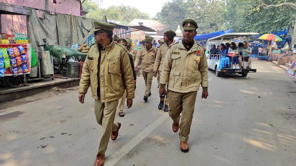 agrapolice's tweet photo. #PoliceCommissionerateAgra 

कानून-व्यवस्था एवं पर्यटकों में सुरक्षा भाव जागृत करने के उद्देश्य से थाना ताजसुरक्षा पुलिस द्वारा की गई फुट पेट्रोलिंग ।

#FootPatrolling https://t.co/RA3k1LNtGS