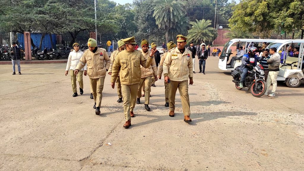 agrapolice's tweet photo. #PoliceCommissionerateAgra 

कानून-व्यवस्था एवं पर्यटकों में सुरक्षा भाव जागृत करने के उद्देश्य से थाना ताजसुरक्षा पुलिस द्वारा की गई फुट पेट्रोलिंग ।

#FootPatrolling https://t.co/RA3k1LNtGS