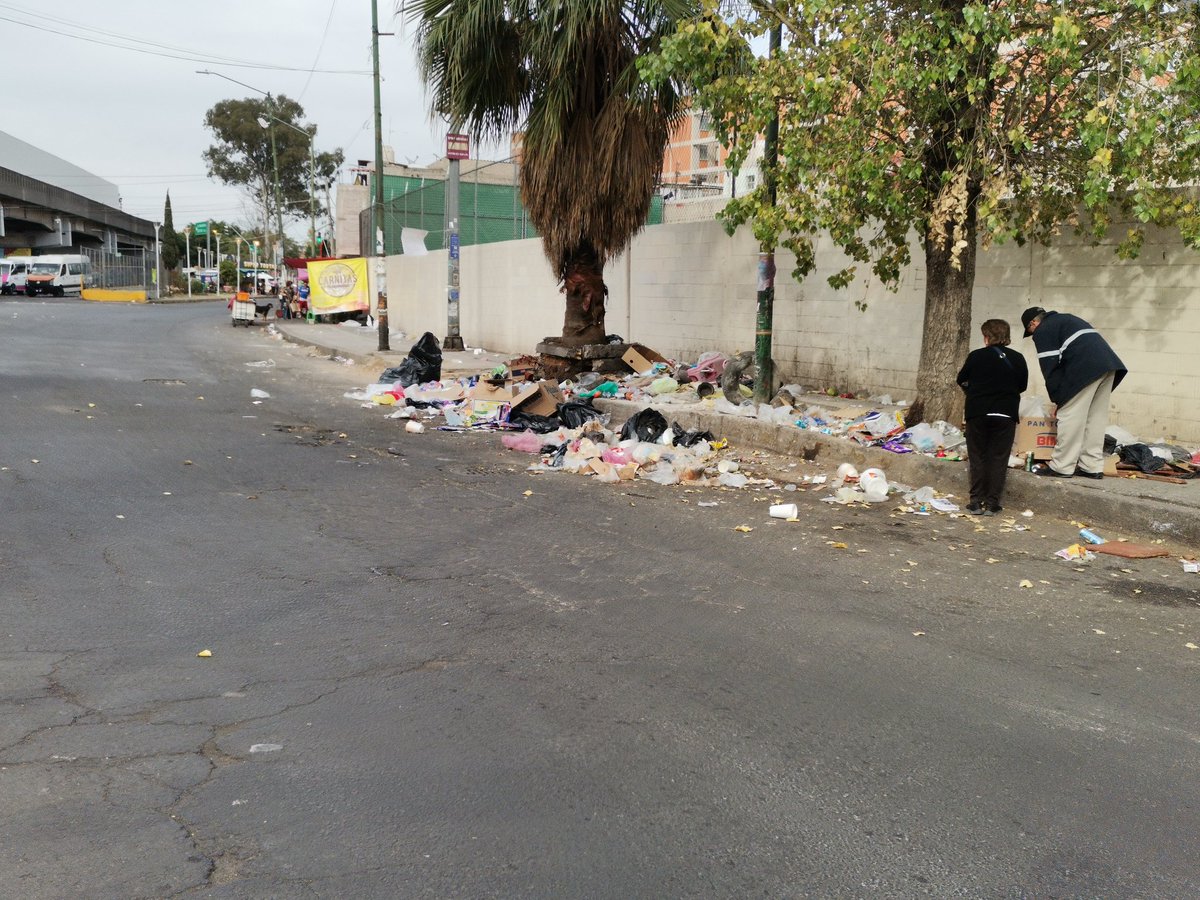 Y qué tal este otro asqueroso tiradero en #Pantitlan... Cómo es la vida de esta gente que hace estos tiraderos de #basura en la vía pública? Cómo educan a sus hijos, cómo se relacionan en el trabajo, con su familia o amigos? Falta mucho por cambiar y avanzar en #Iztacalco