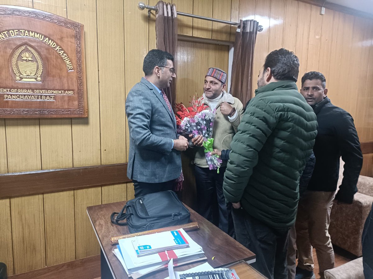 panchayat_j's tweet photo. A delegation of Panchayat Secretary Joint Action Committee today welcomed the newly appointed Worthy @listenshahid sb (Administrative Secretary to the RDD &amp;PR), congratulating him on assuming charge and expressing hope for continued excellence under his leadership. https://t.co/qIJA4tTxP7