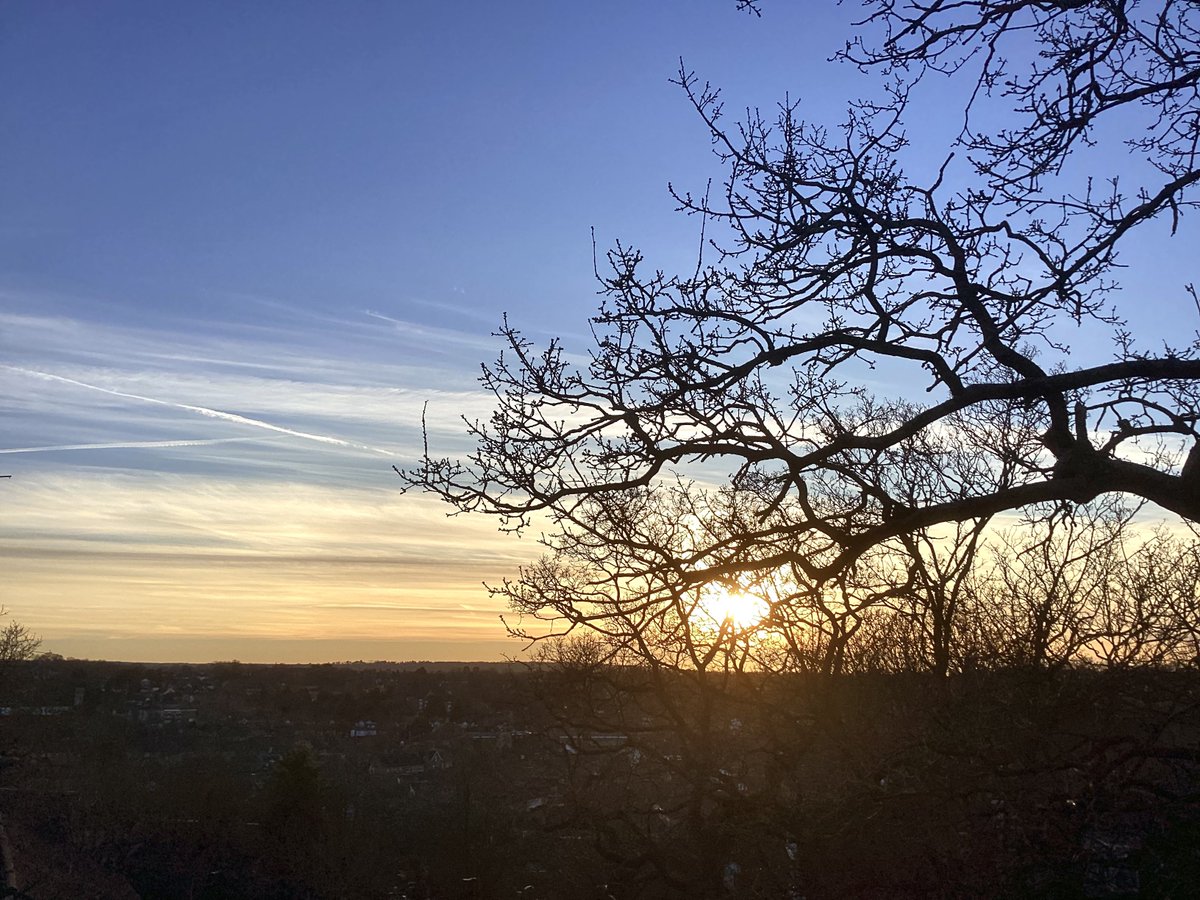 skylark22BHC1's tweet photo. Cool and stripey afternoon sky. #theviewfrommywindow #bromley #ravensbournevalley @metoffice @bbcweather @SallyWeather @ChrisPage90 @RVResidents https://t.co/gdqnTrsJFr