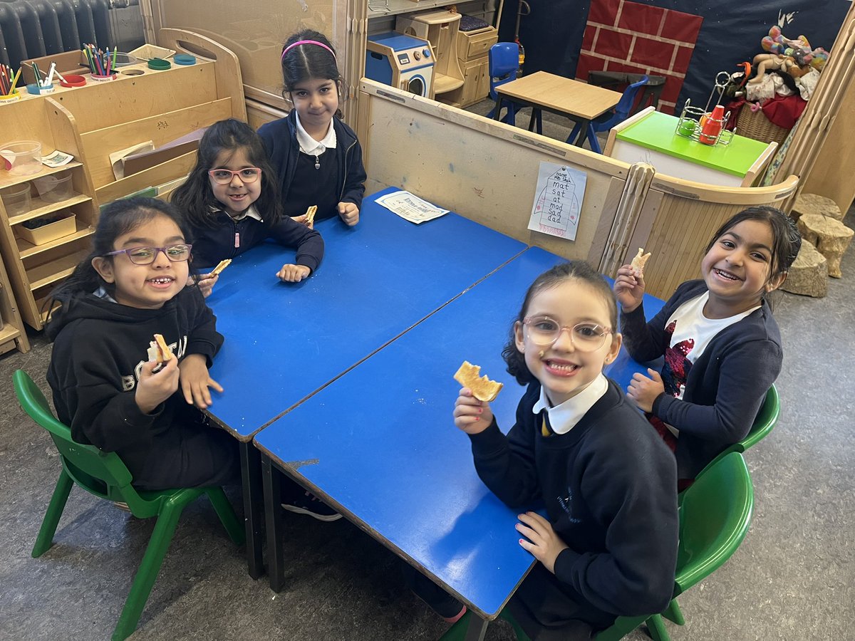 ibroxprimary's tweet photo. Just friends enjoying a chat and some delicious toast this morning 😀🥰#socialandemotionaldevelopment #Nurturingschool #Nurturingenvironment #HWB ❤️ https://t.co/T5iW51N7EO