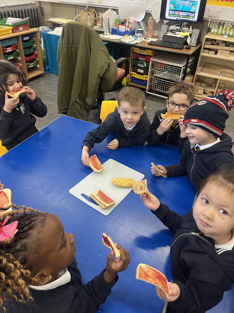 ibroxprimary's tweet photo. Just friends enjoying a chat and some delicious toast this morning 😀🥰#socialandemotionaldevelopment #Nurturingschool #Nurturingenvironment #HWB ❤️ https://t.co/T5iW51N7EO