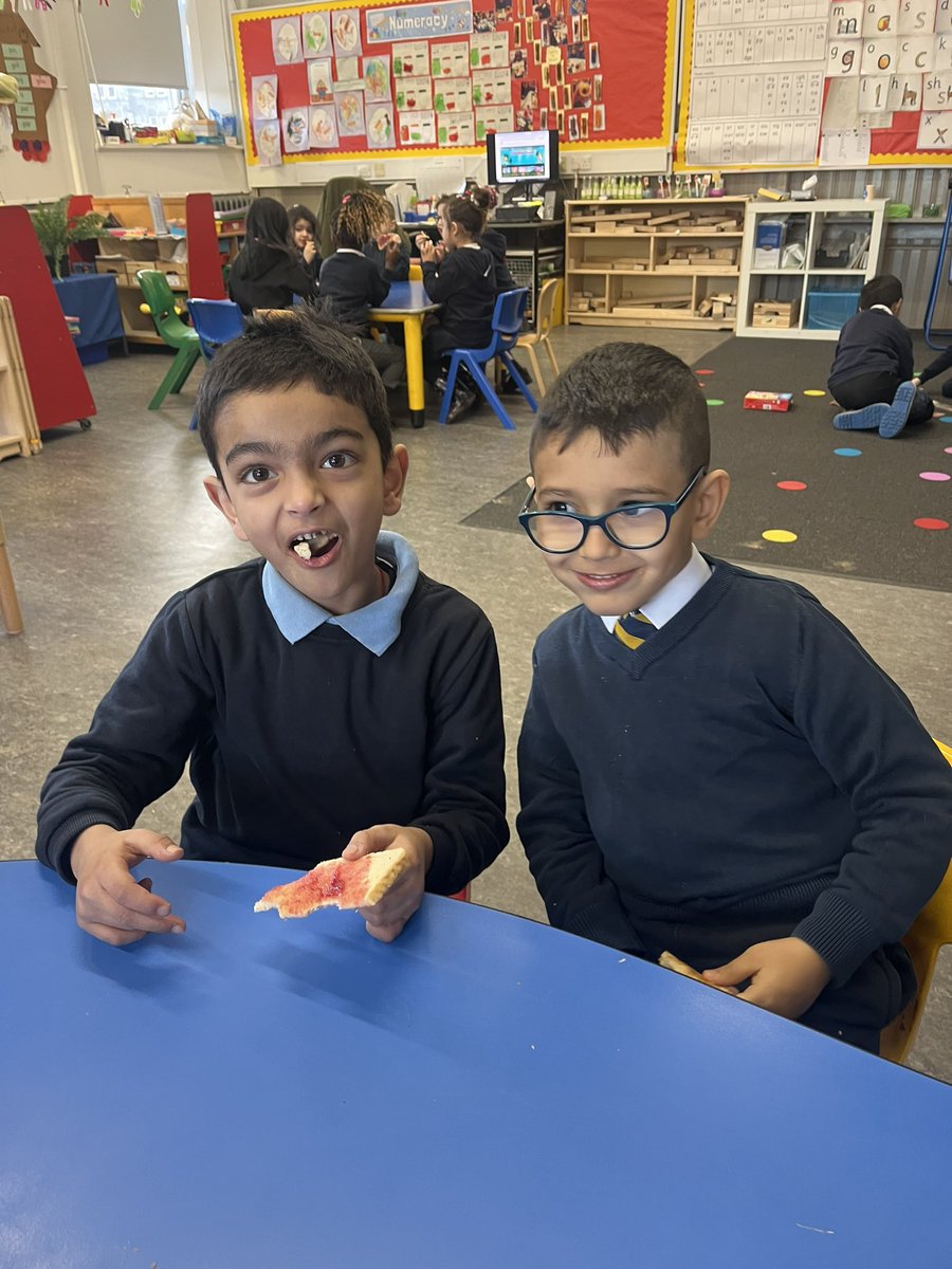 ibroxprimary's tweet photo. Just friends enjoying a chat and some delicious toast this morning 😀🥰#socialandemotionaldevelopment #Nurturingschool #Nurturingenvironment #HWB ❤️ https://t.co/T5iW51N7EO