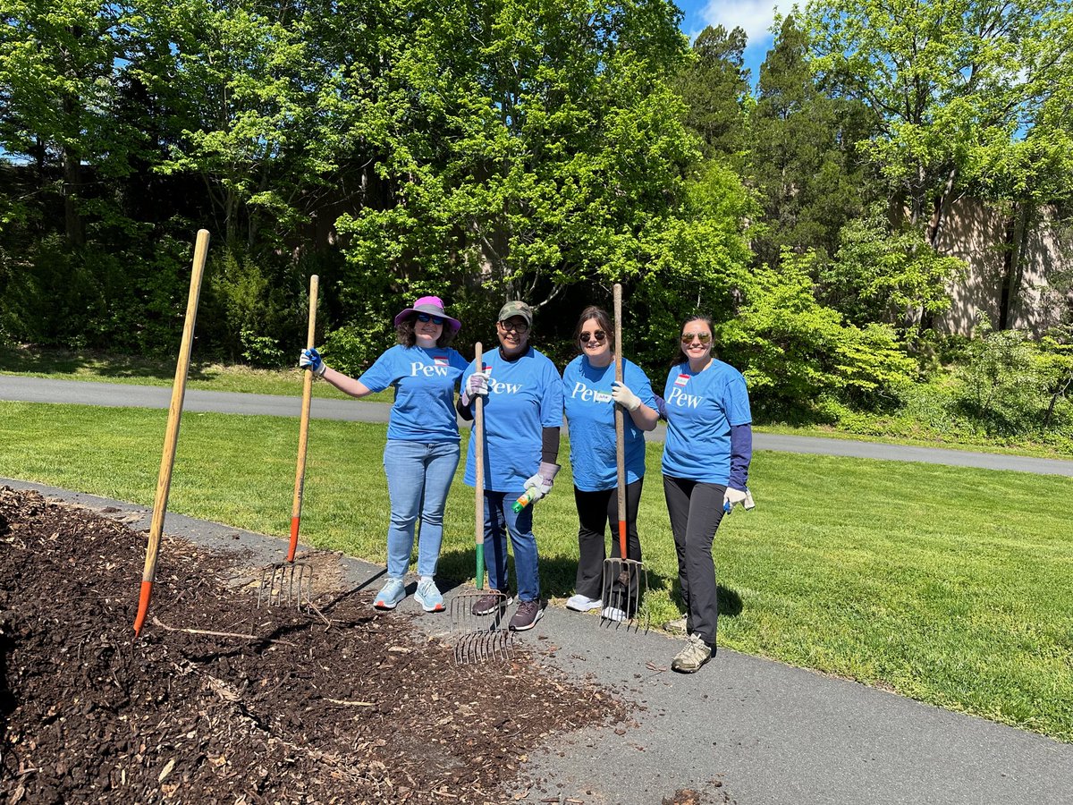 Grateful for the opportunity to volunteer collectively alongside @PewTrusts' colleagues this past year. Today is an important reminder of service to our communities. #MLKDay