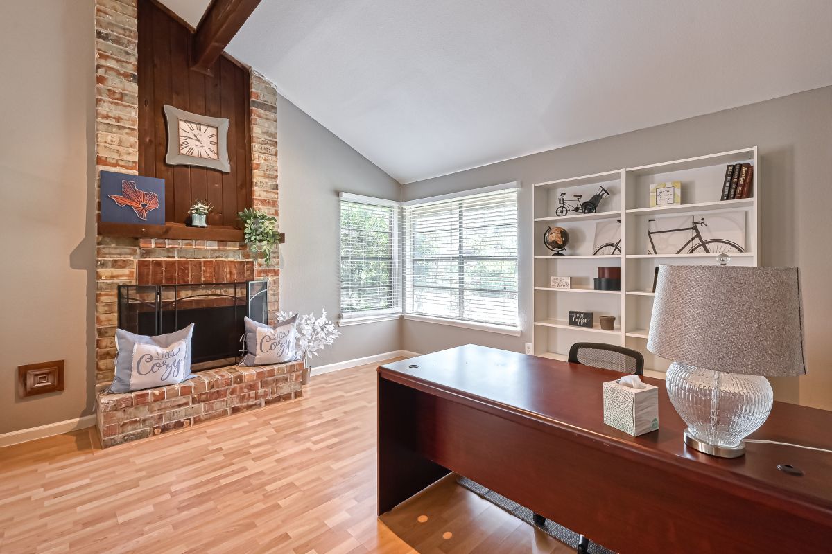 Buzz_Rentals's tweet photo. Escape to 'Fort Happy' – your serene vacation haven for up to 12 guests! 🌟 With a fully stocked kitchen, tranquil backyard, and dedicated workspace, it's the perfect getaway. Book now for lasting memories! 🏡✨

#houstonstaycation #houston #htx #houstoncity #staycation https://t.co/o1YMhibVJ2