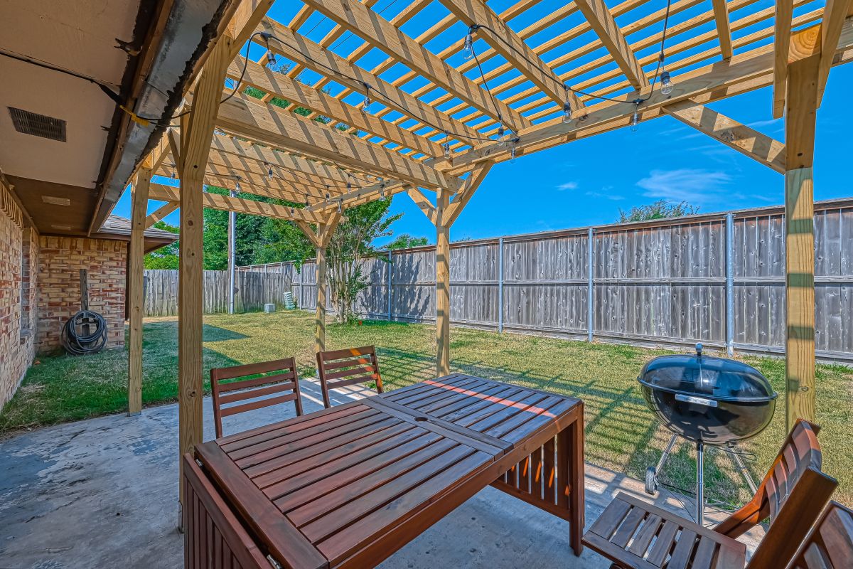 Buzz_Rentals's tweet photo. Escape to 'Fort Happy' – your serene vacation haven for up to 12 guests! 🌟 With a fully stocked kitchen, tranquil backyard, and dedicated workspace, it's the perfect getaway. Book now for lasting memories! 🏡✨

#houstonstaycation #houston #htx #houstoncity #staycation https://t.co/o1YMhibVJ2