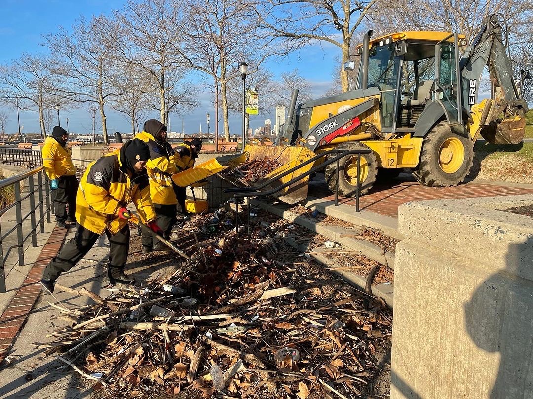 BlockByBlock's tweet image. A storm is no match for #camdennj 's #yellowjackets  ⛈️ 🐝 💪

Repost  🔁 from @camdendowntown 's Instagram

Yellowjacket Ambassadors hit the streets bright and early yesterday morning, tidying up the debris left behind after the intense storm. 

#stormcleanup
