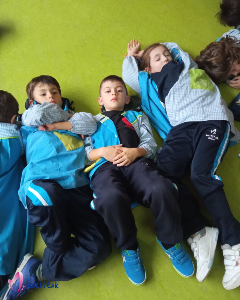 MaristakBilbao's tweet photo. 💭🙂 #Barnekotasunean heztea gure funtsezko ardatzetako bat da. Gogoetaren bidez, ikasleek beraien barrualdean murgiltzen dira, adimen emozionala lantzen dute eta beraien burua hobeto ezagutzen dute. Zerk jartzen dien #pozik hausnartu ondoren, #sentimenduak elkarbanatu dituzte. https://t.co/NtoGgMVYji