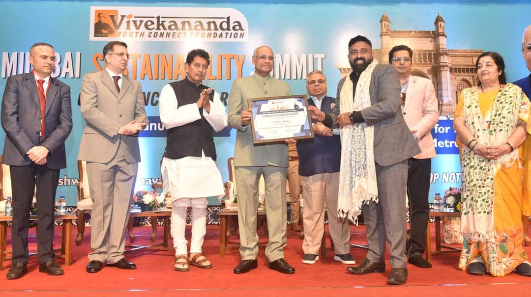 chinukofficial's tweet photo. On this Beautiful day of Festivals, I feel touched and blessed to receive Environmental Sustainability Award by the hands of our Honourable @maha_governor Shri Ramesh Bias ji.

The stage was power packed with the dignitaries like Siddharth Sharma ji - CEO Tata Trust, Ashok Hinduja ji - Chairman Hinduja Group,  Deepak Kesarka ji - Cabinet Minister,  Pravin Darade ji - Environment Secretary and Padmashri Anuradha Paudwal ji who blessed me with their  support and love.

Big thanks to  Dr @RajeshSarwadnya ji believing in my work and honouring me with this title. The event 2nd Mumbai Sustainability Award 2024 curated by you and the team of Vivekananda Youth Connect Foundation was totally successful just because of your vision and hard work.

Gratitude to everyone for believing in me ! This is my First of 2024 and with all your love hoping to touch many more hearts Globally by making our country India Proud  🌼🙏🧿