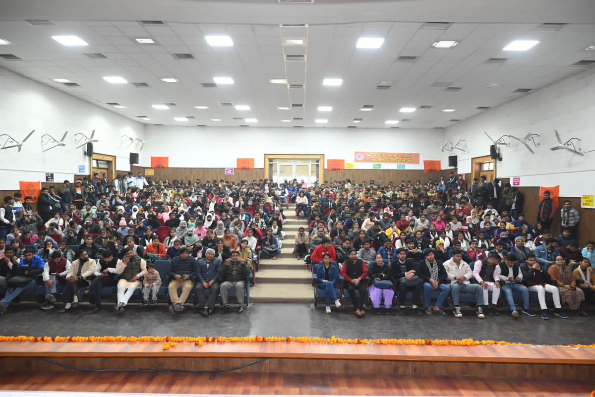 ABVPVoice's tweet photo. ब्रज प्रांत में अभाविप आगरा महानगर इकाई द्वारा युवा पखवाड़ा के अंतर्गत 'विश्वगुरु भारत' विषय पर संगोष्ठी का आयोजन किया गया जिसमें पश्चिमी उत्तर प्रदेश क्षेत्र के क्षेत्रीय संगठन मंत्री श्री @iManojNikhra विशेष रूप से उपस्थित रहे। 

इस कार्यक्रम में स्वामी विवेकानंद जी की जयंती के उपलक्ष्य पर आयोजित की गई विभिन्न प्रतियोगिताओं के विजेताओं को भी सम्मानित किया गया।

#NationalYouthDay