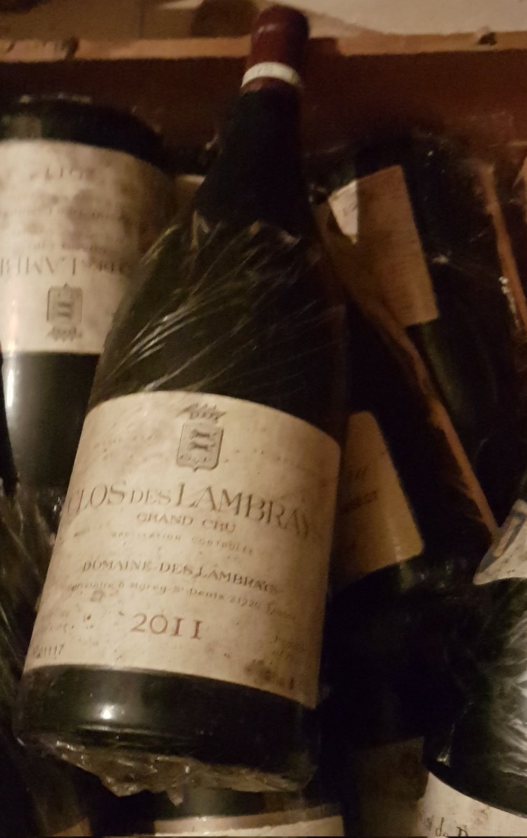 Esteso poco meno di 9 ettari, il Clos de Lambrays non è un grand cru  monopole perché 400 mq. situati nel Meix Rentier, il più piccolo dei suoi  tre lieu- dit, appartengono ad un altro Domaine, il Dom. Taupenot- Merme.