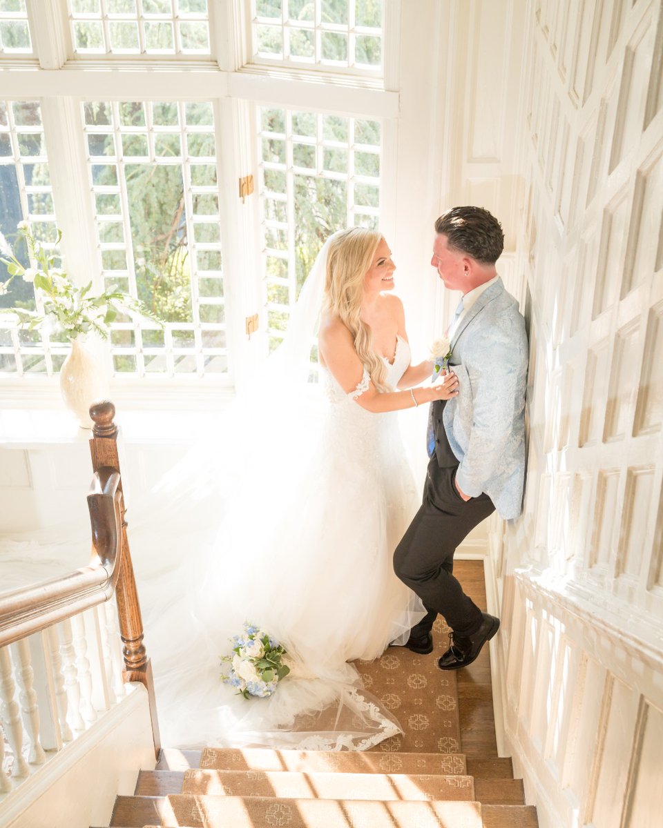 TimberPointCC's tweet image. Climbing the stairs of love, with each step leading us closer to forever 💘 
-
#Lessingsweddings #TimberPoint @Lessingsweddings 
📸 : @parkavestudio