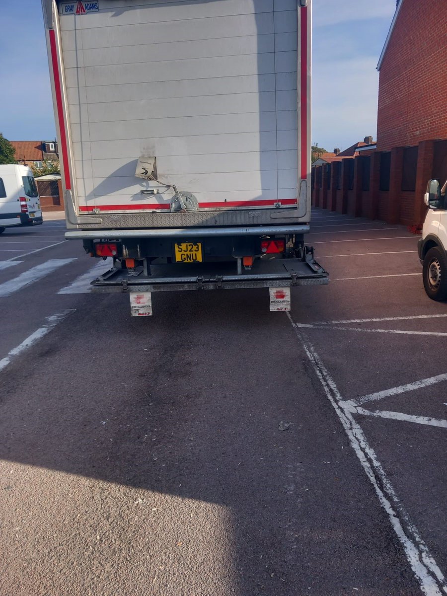 Onsite Tail Lift Services. Tail lift or shutter issues? Onsite repairs in London and surrounding areas. Contact our service team at 0208 961 6908 today! #OnsiteRepairs #TailLift #FleetMaintenance