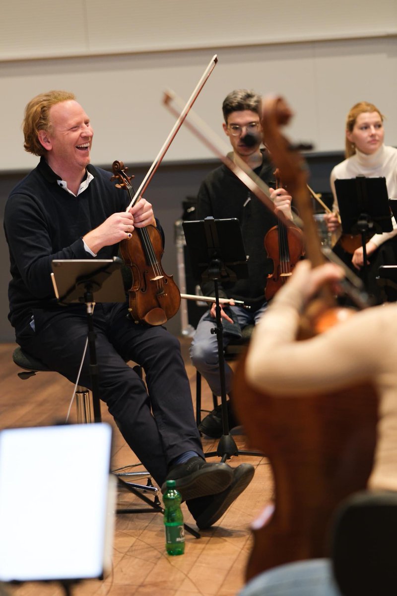 HopeViolin's tweet photo. «La Danse» mit Music Director Daniel Hope🕺🎻🎉

Kurz vor dem offiziellen CD-Release von DANCE! bei Deutsche Grammophon @DGclassics präsentiert Ihnen Daniel Hope gemeinsam mit dem @zkoLive sein neuestes Herzensprojekt «La Danse» live in der Tonhalle Zürich. 🫶

700 Jahre Tanzmusik. 🎼🎶🥳

📅 16. Januar 2024, 19.30 Uhr, Tonhalle Zürich
👉 Weitere Infos: https://t.co/NC1GUGBOwc
🛒 Tickets kaufen: https://t.co/i1cayurmUg

🎬MITWIRKENDE
🎻Daniel Hope (Music Director), 🥁Michael Metzler (Perkussion), 🪕Emanuele Forni (Laute), 🎼Zürcher Kammerorchester

#ladanse #dance #zko #danielhope #historyofdance #zürcherkammerorchester #daskannnurklassik #weloveclassicalmusic #zuercherkammerorchester #zko