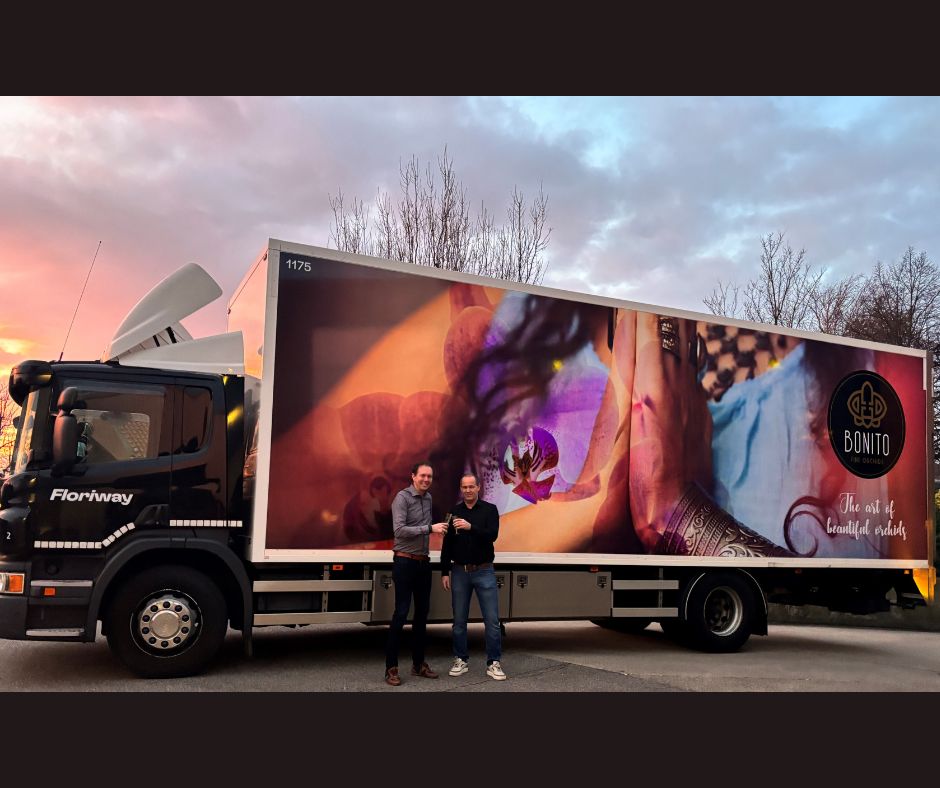 Heb jij hem al gespot?👀 Wij hebben onze oude huisstijl op de vrachtwagen mogen inruilen voor dit prachtige nieuwe exemplaar! Met dank aan <a href="/FloriwayNL/">Floriway</a>  voor deze kans, <a href="/studioblauwEde/">Studio Blauw</a> voor het ontwerp en <a href="/tiptopreclame/">TIPTOP reclame</a> voor het fraaie reclamedrukwerk!🤩