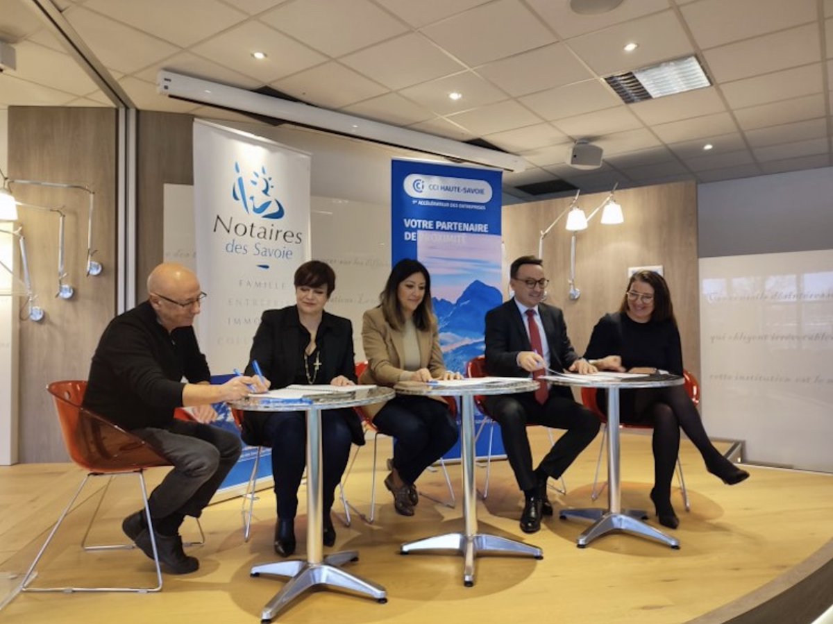 ecom_news's tweet photo. ✍🏻 #HauteSavoie : La @CCI74 et les ordres professionnels signent un partenariat pour soutenir les porteurs de projets et les entreprises. Détails dans notre papier. https://t.co/kcPYkSrkkI @PhilippeCARRIER @NotairesSavoie @CROECAURA https://t.co/DlwRpIkMVg