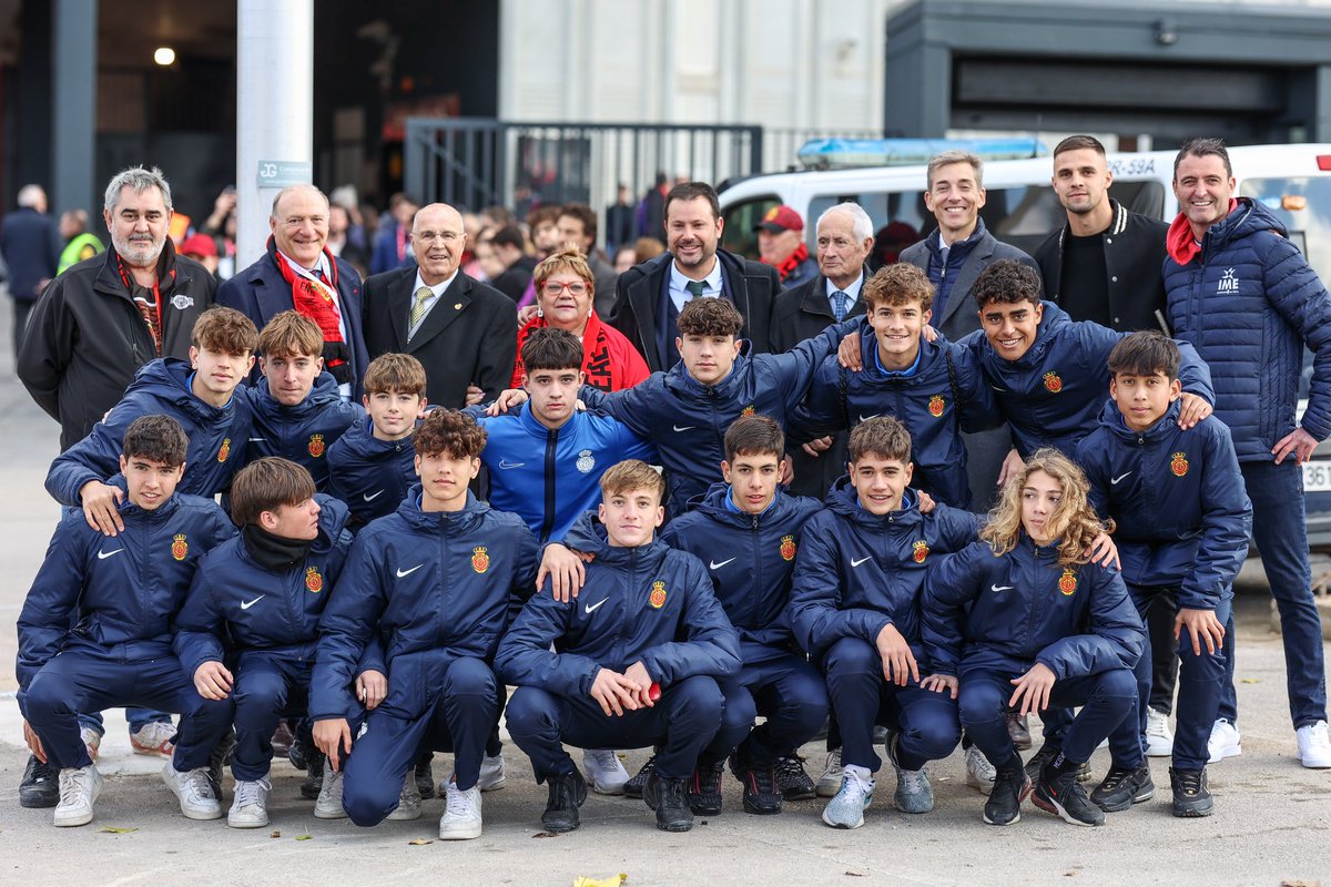 Asociación de exjugadores del Rcd Mallorca durante el izado de la bandera en el Estadi Mallorca Son Moix. Amunt Mallorca!!