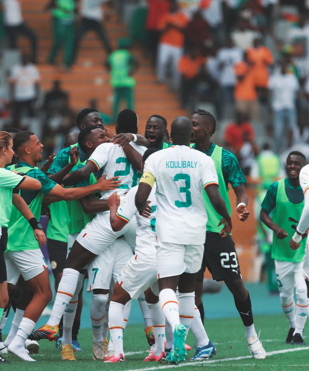 BaambaLo8's tweet photo. L’equipe n’a même pas forcé aujourd’hui et mieux même y’a des mecs comme Pape Matar Sarr, Sabaly et Gana qui n’ont pas encore joué. A notre vrai niveau on est là meilleure equipe de cette Can. Si on est humble et qu’on ne prend personne de haut on fait le back to back inchallah. https://t.co/HTktKU6Rhs