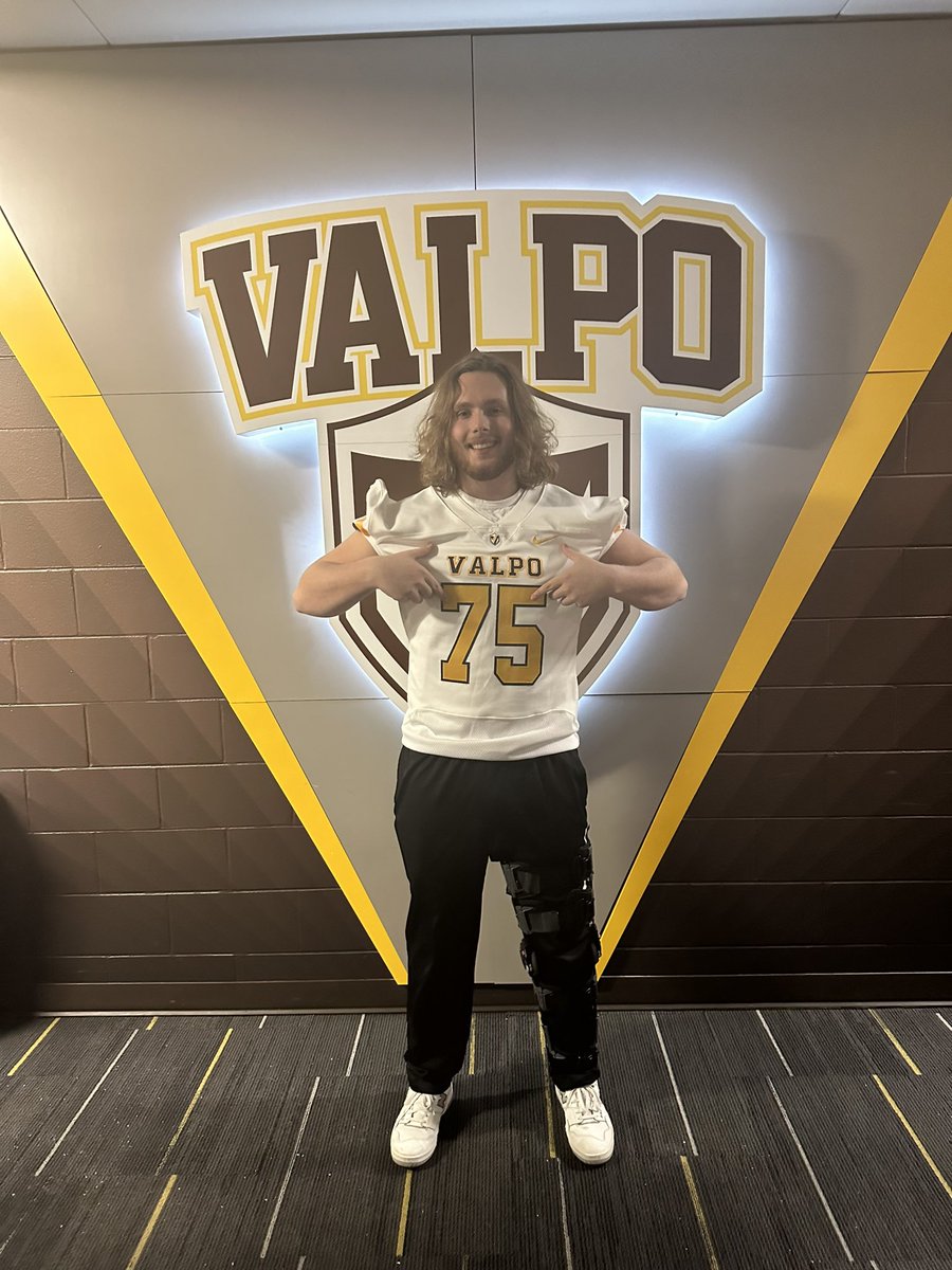 ErikBedock's tweet photo. Blessed to receive a D1 offer from the University of Valparaiso. 
@CoachPrevost @CoachLFox 
@IndianaPreps @IndyWeOutHere https://t.co/ymovoEDuKk