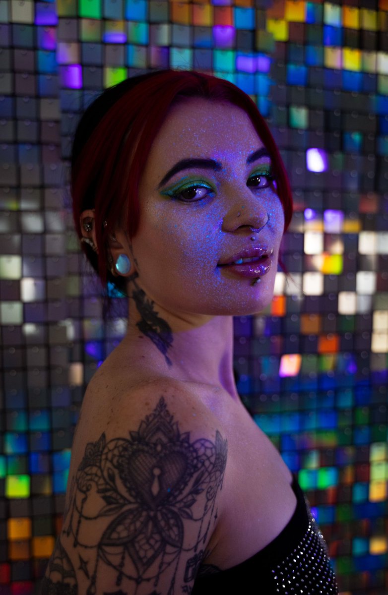 callmenooob's tweet photo. UV-photoshoot 🌈 #portrait #makeup @lmtartistry https://t.co/2zGx59bnG8