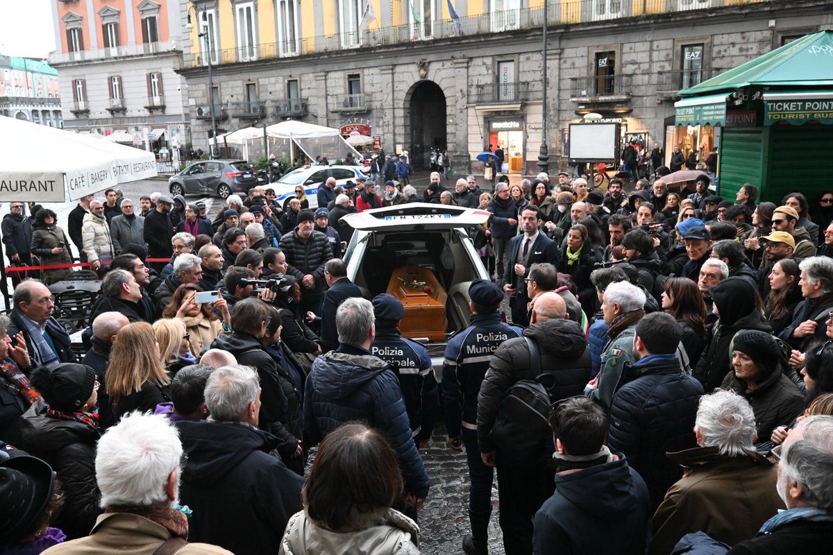 a_bassolino's tweet photo. Nella Chiesa di San Ferdinando per l’ultimo saluto ad Enzo Moscato. Un bacio, caro Enzo, e grazie per tutto quello hai dato al Teatro e a Napoli https://t.co/2kJx0yaUjR