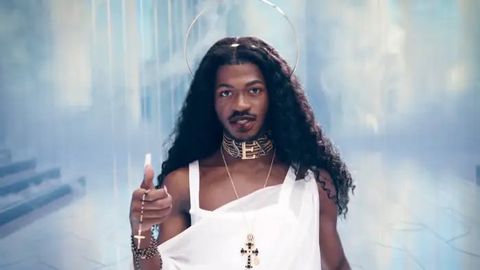 elmusicfeelings's tweet photo. #JesusFixedIt COUP de Théâtre : Lil Nas X s’excuse pour la promo. Il dit qu’il ne voulait pas blesser qui que ce soit et surtout pas les chrétiens. C’était juste un moyen de dire qu’il revenait dans le Game comme Jesus Christ :
« Avec la vidéo, il n'y a aucun manque de respect. Je pensais que je n'étais clairement pas du côté du diable dans la vidéo, il y avait là une compréhension du fait que je n'essayais pas de critiquer le christianisme. »
Il dit que les coms en ligne ont un impact sur sa santé mentale. Le titre fait aussi un démarrage foireux, il devrait se placer à la 80e place aux Hot 100.
👉 Que pensez-vous de tout ça ?!