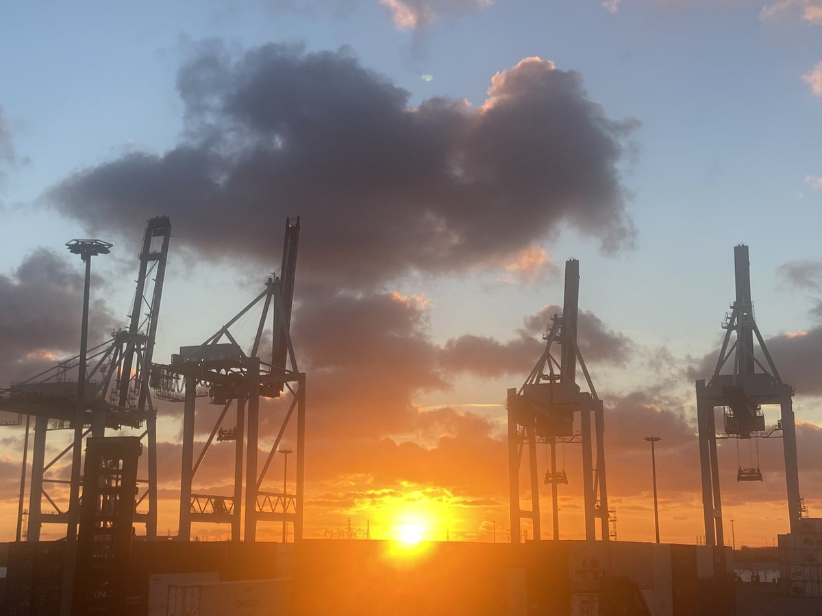 loiclecomte's tweet photo. Nouveau boulot, nouveau “terrain de jeu”, nouveau… couché de soleil 🤩
#incredibledunkirk #containerterminal https://t.co/NvzIK2FUd6