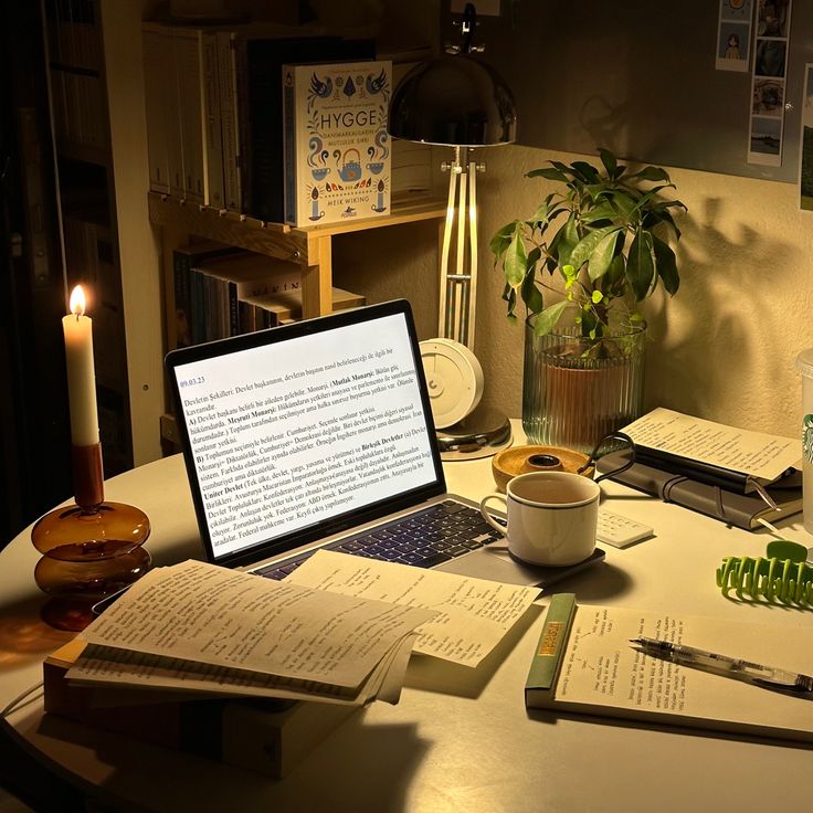 rusanovela's tweet photo. Toda novela surge de una idea. Algo nos inspira, se nos pasa por la cabeza un tema, un «¿y si...?» y ¡zas! ya la tenemos liada. Muchas de esas ideas quedarán en el olvido, serán fruto de una inspiración momentánea que no fructifica, pero otras sí lo harán. Y crecerán 🌱 https://t.co/5N6SOHWZEF