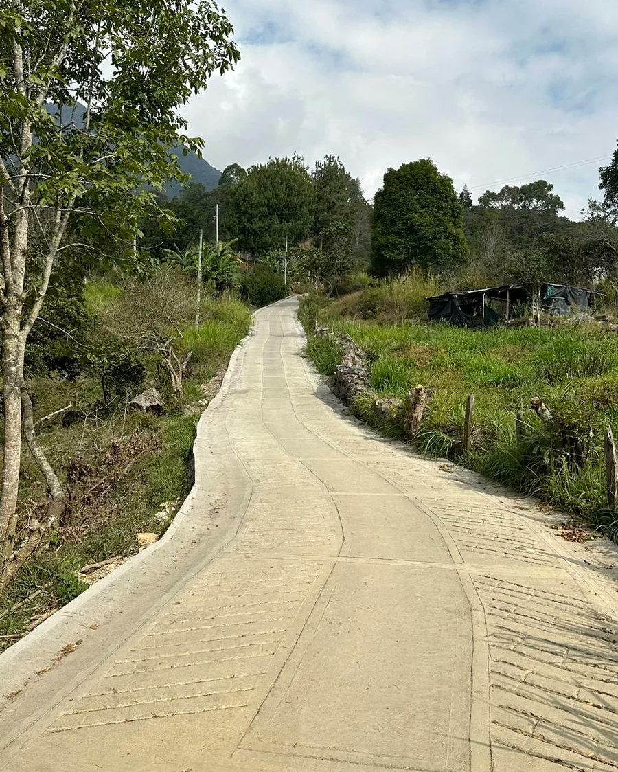 JRobertoSalazar's tweet photo. #Ubaque | Acompañamos a la comunidad de la vereda Cacique, sector el Caracol, a la puesta en servicio de una placahuella de 164 metros lineales, que transforma la realidad del entorno y permite una mejor calidad de vida, obra que hemos gestionado con la Junta de Acción Comunal https://t.co/3GbaIpU9aQ