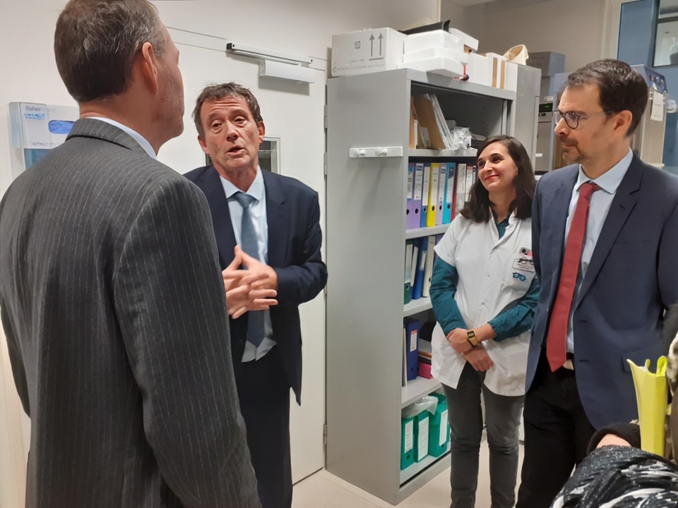 Prefecture42's tweet photo. 📸 Déplacement de M. Alexandre Rochatte, préfet de la Loire, à la Faculté de Médecine.
➡️ échanges avec le professeur Gain et le professeur Paul
➡️ visite du laboratoire de recherche 
➡️ présentation du futur CRIO (Centre de la Recherche et de l'Innovation Ophtalmologique). https://t.co/wIsJfCLfSL