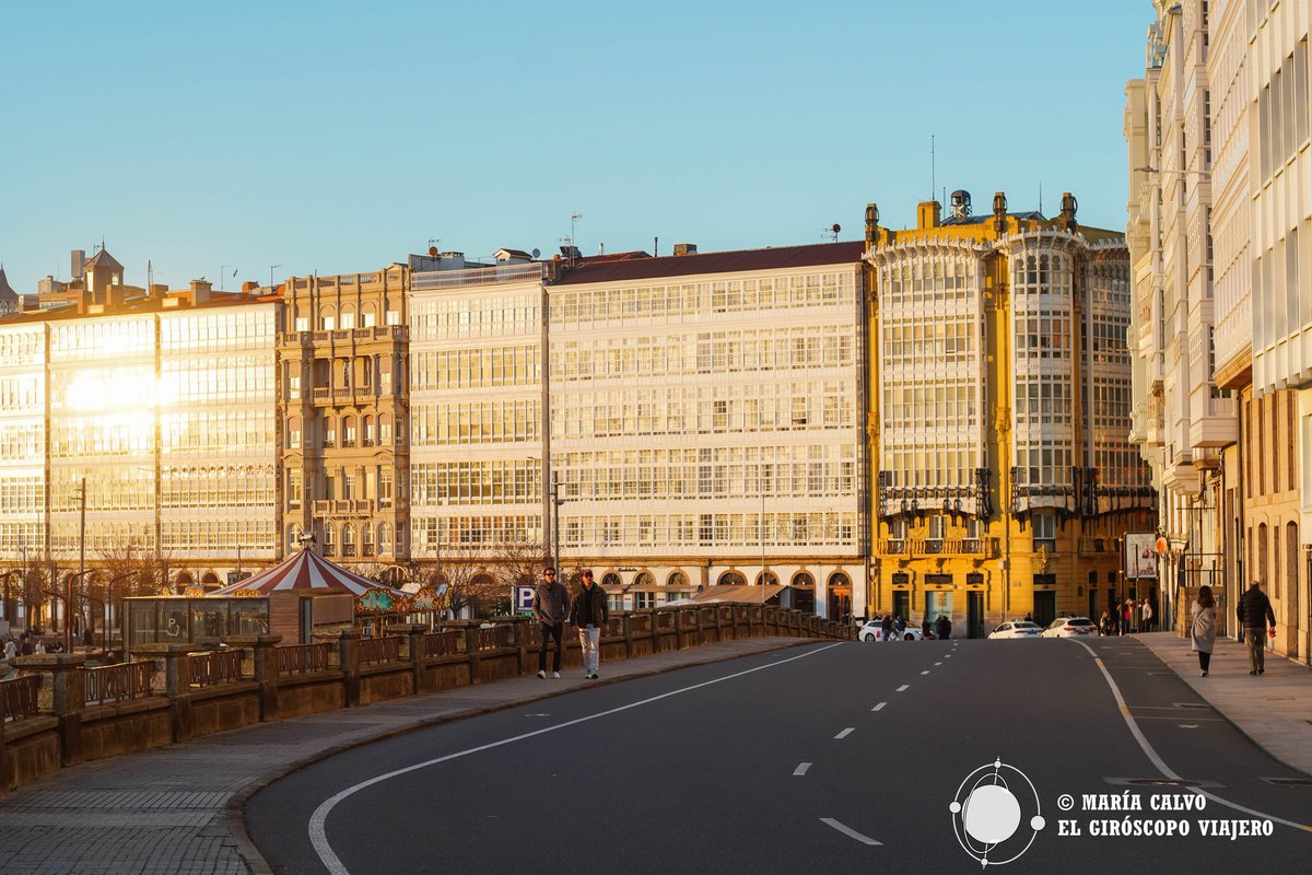 La Marina de A Coruña, con sus galerías blancas y sus soportales - amarres en otros tiempos para las embarcaciones, es uno de los rincones más bellos y animados de la ciudad gallega. 
#galicia #coruña #elgiroscopoviajero 
@CorunaTurismo