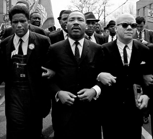 sfliberty's tweet photo. When Rosa Parks was arrested for refusing to give up her seat to a white passenger on a bus, leaders of the black community in Montgomery, Alabama, realized it was the perfect moment to initiate something they had been planning for a long time: a boycott against the prevailing racist laws of that time.

Starting from December 5, 1955, led by the local reverend Martin Luther King Jr., the city's black residents refused to use municipal bus services.

Individuals—both white and black—began offering rides to the protesters. When the city pressured insurance companies not to insure "boycott" cars, the movement turned to Lloyd's of London for the service.

Taxi drivers supporting the boycott lowered their fares, directly competing with the bus prices. Many ended up in jail for charging below the minimum fare.

Shoes from all over the country arrived in the city and were given to those walking long distances but refusing to submit to a racist law.

Movement leaders faced reprisals, culminating in the burning of Luther King's house. Faced with an armed and angry mob ready to hunt down the perpetrators, he addressed them:

Don't do anything panicky. Don't get your weapons. Remember the words of Jesus: 'He who lives by the sword shall perish by the sword.' 

We must love our white brothers, no matter what they do to us. We must let them know that we love them. The words of Jesus continue to echo through the centuries: Love your enemies, do good to those who hate you, bless those who curse you, pray for those who mistreat you. 

That's why we must live. We must respond to hate with love.

When King and 89 others had arrest warrants issued, the group voluntarily surrendered at the local police station, declaring their pride in their actions.

After a fierce struggle, the U.S. Supreme Court declared Montgomery's racist law unconstitutional. Love for others' freedom, in the end, triumphed over hatred and intolerance.