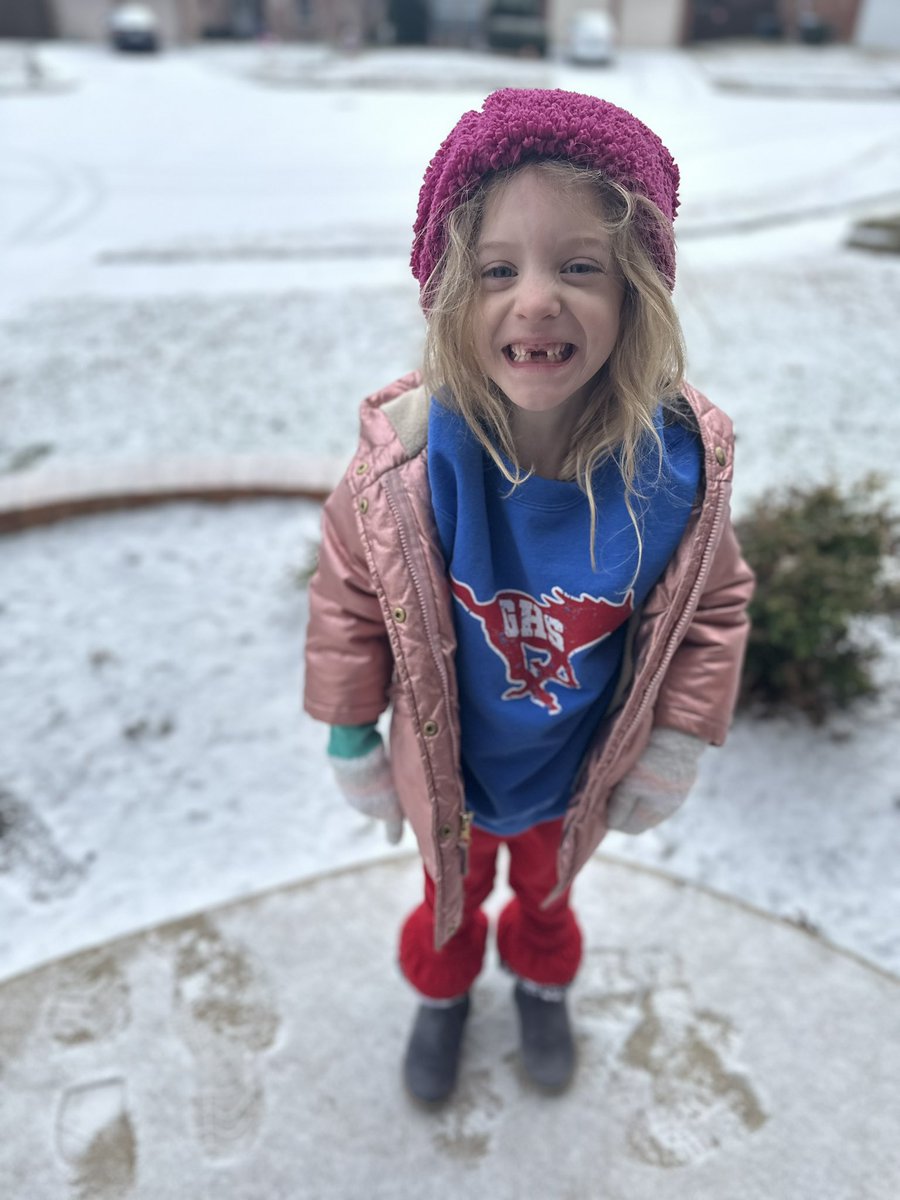 GCISD_BI's tweet photo. Enjoying the snow while representing GHS ❤️💙 #gcisd #WeAreGCISD https://t.co/01zpsGt1UP