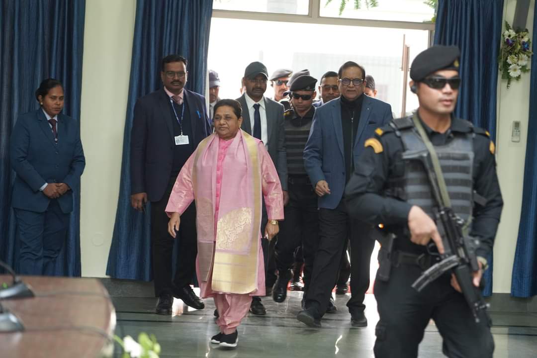 Bahujan_BSP's tweet photo. आदरणीया बहन कुमारी मायावाती जी के  जन्मदिवस के अफसर पर - A Travelogue of My Struggle -Ridden Life and B.S.P Movement (Volume -19) का विमोचन किया गया । 
आज की कुछ तस्वीरें प्रेस कॉन्फ्रेंस से ।

#HappyBirthdayIronlady
#BSP #uttarpradesh #जयभीम #जयभारत https://t.co/ysEoOOZ55f