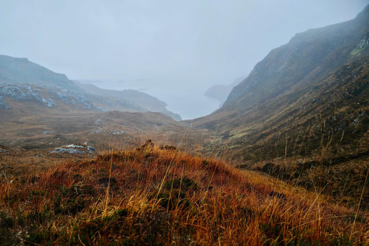 There is so much to see & do in the Outer Hebrides, why not have a look at our website to find something to suit you? 📍Gleann Trolamaraig to Creag Casmul, Harris 📸: @rutha.hamilton #visitouterhebrides #hebrideanway