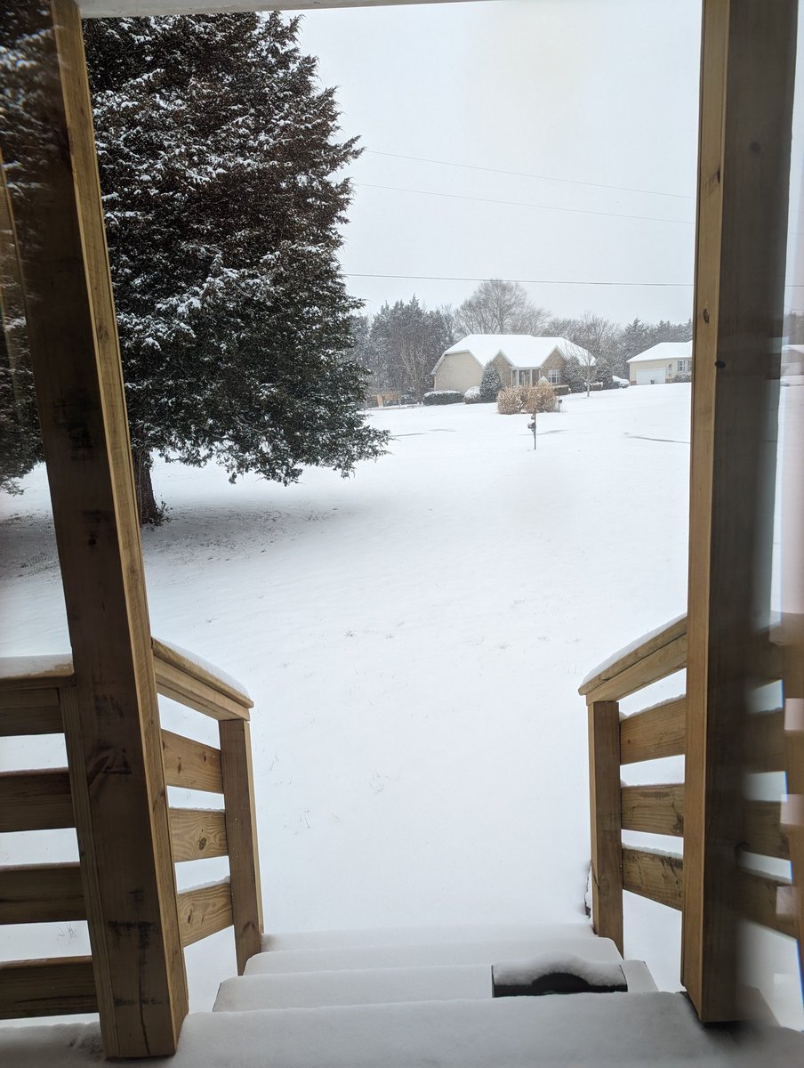 LtKim1197's tweet photo. First Tennessee snowfall of the year! https://t.co/oc8KpIAmGl